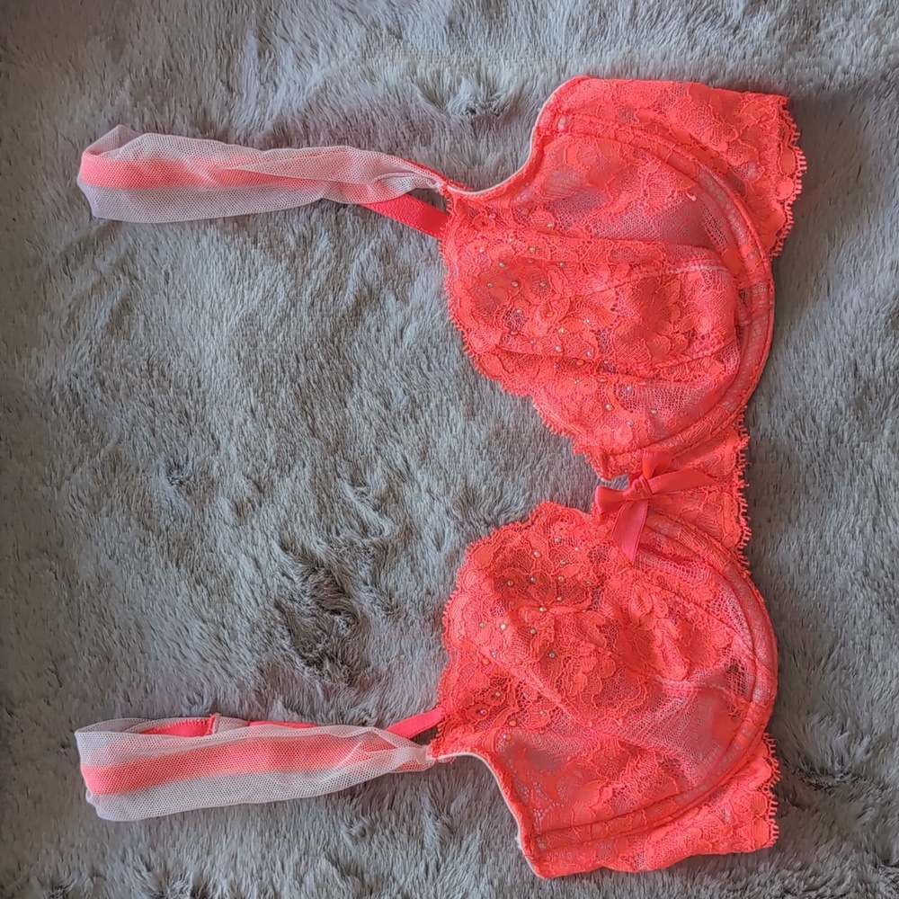 VICTORIA'S SECRET LACE BRA 32C